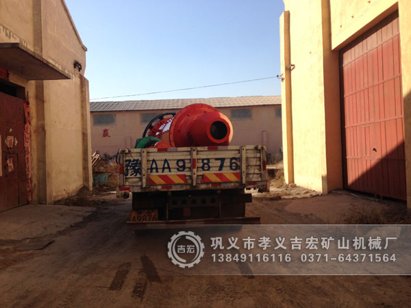 小型白灰球磨機發(fā)往廣東韶關2
